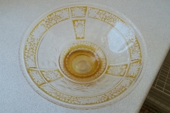 Meget smuk gl. glasskål, fremtræder lidt slidt/har noget patina i den gyldne farve - ingen skår eller skrammer Ø 25 cm h 10 cm