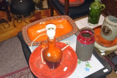 orange, gul, rød keramik og glas