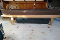 Wegner sovebriks teak med originalt uldbetræk i god stand, samt skuffe nedenunder. kr. 3.500,00