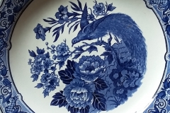 Engelsk porcelæn, hvid baggrund med dekoration i blå nuancer