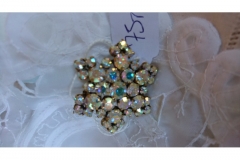 Meget flot broche i simili sten kr. 75,00