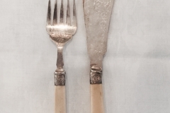 Mark Willis & Sons, engelsk. Kagebestik, MW&S. sølvplet (EP) + benskaft. Gaffel (22 cm) Kniv (28,5 cm) Samlet pris 450,-